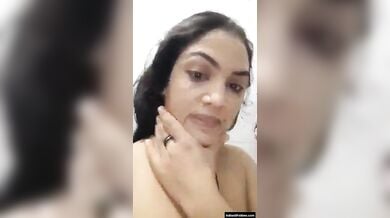 बीवी ने बाथरूम में बनाया न्यूड वीडियो