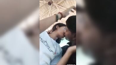 क्यूट कॉलेज लवर का आउटडोर रोमांस