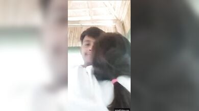 क्यूट कॉलेज लवर का आउटडोर रोमांस