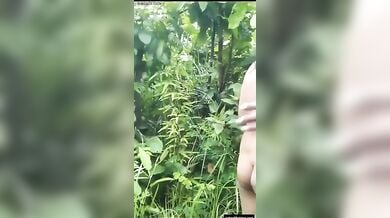 जंगल में चुदाई करते लवर्स को पकड़कर उन्हें फिर से चोदने लगाया