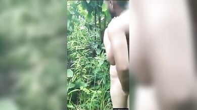 जंगल में चुदाई करते लवर्स को पकड़कर उन्हें फिर से चोदने लगाया