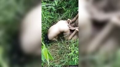 जंगल में चुदाई करते लवर्स को पकड़कर उन्हें फिर से चोदने लगाया