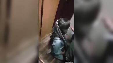 लिफ्ट के अंदर लंड को चुस्ती हुई पाकिस्तानी लड़की