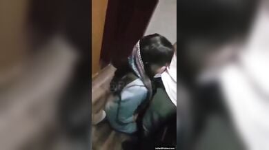 लिफ्ट के अंदर लंड को चुस्ती हुई पाकिस्तानी लड़की