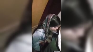 लिफ्ट के अंदर लंड को चुस्ती हुई पाकिस्तानी लड़की