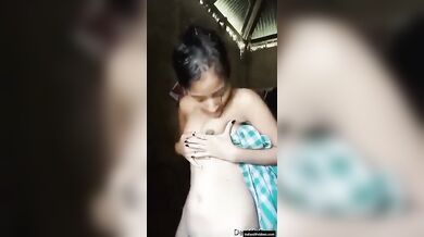 19 साल की गरीब लड़की ने नंगे बदन घिसी अपनी चूत