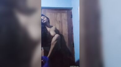 कामुक लड़की ने बडे बूब्स को दिखाते हुए किया चुत मे ऊँगली