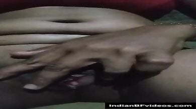 गाँव की भाभी ने अपनी चुत का वीडियो बनाया अपने लवर के लिये