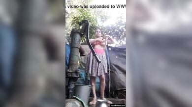 खूबसूरत देहाती लड़की ने खुले बाथरूम में बनाया नंगा वीडियो