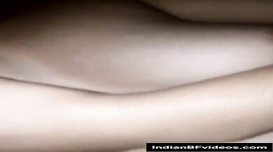 रात में निजी अंगों के साथ खेलती चुदासी लड़की