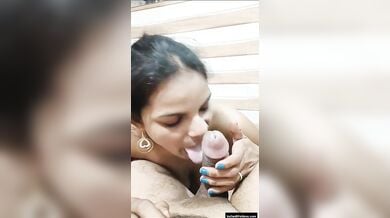 लंड चूसने मे माहिर रंडी लंड को चाट चुस्ती हुई