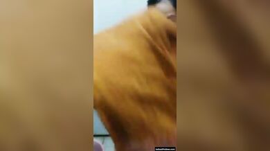 नहाने के बाद सलवार कमीज पहनती पंजाबी औरत