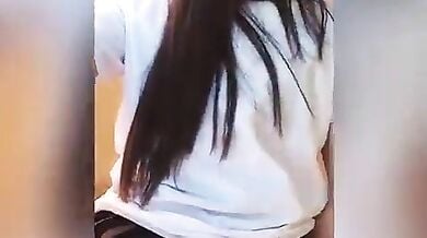 कॉलेज के पीछे दिल्ली वाली स्टूडेंट की स्कर्ट ऊपर उठाकर की चुदाई