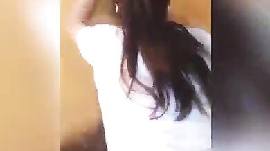 कॉलेज के पीछे दिल्ली वाली स्टूडेंट की स्कर्ट ऊपर उठाकर की चुदाई