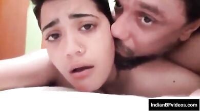 जवान लड़की अपने चाचा के साथ गांड चुदाई का मजा लेती हुई