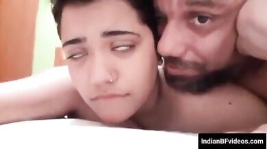 जवान लड़की अपने चाचा के साथ गांड चुदाई का मजा लेती हुई