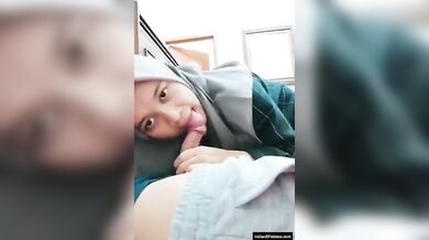 सुन्दर हिजाब मुस्लिम लड़की अपने छोटे भाई को मुखमैथुन दे रही है