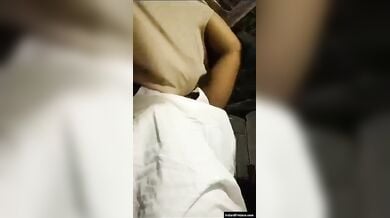 गाँव की सुन्दर भाभी ने अपने बूब्स को दबाते हुए दिखाई चुत