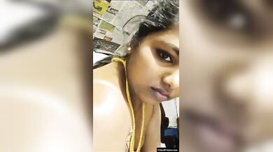 गाँव की सुन्दर भाभी ने अपने बूब्स को दबाते हुए दिखाई चुत