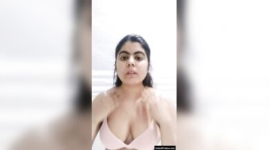 क्यूट पाकिस्तानी लड़की ने दिखाएं अपने खूबसूरत बूब्स