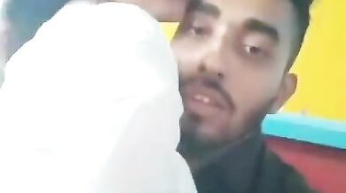 बॉयफ्रेंड की गोदी में बैठकर उसके लंड पर अपनी चूत रगड़ती गर्लफ्रेंड