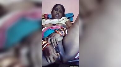 चुदासी बीवी ने बैगन से चूत चोदते हुए उंगली से घिसा दाना