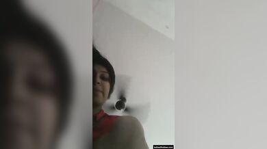 ब्यूटीफुल इंडियन लड़की ने दिखाया अपना पिछवाड़ा