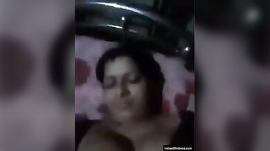 रात को घरेलू बीवी ने दबाए अपने बूब्स, खोली अपनी काली-गुलाबी चूत