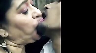 आंटी भतीजे ने किया हॉट फ्रेंच किसिंग, स्मूचिंग और ओरल सेक्स रोमांस