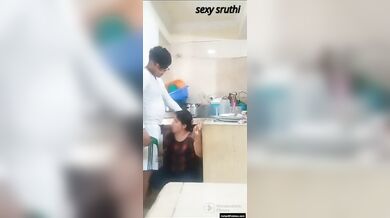 नौकरानी को किचन मे लंड चूसाके वीर्य पिलाया