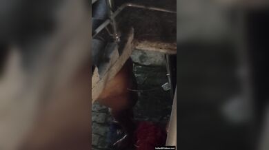 सीढियों के नीचे नंगी नहाती बड़े बूब्स वाली औरत को चुपके से देखा