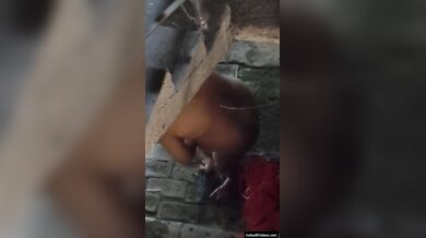 सीढियों के नीचे नंगी नहाती बड़े बूब्स वाली औरत को चुपके से देखा