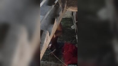 सीढियों के नीचे नंगी नहाती बड़े बूब्स वाली औरत को चुपके से देखा