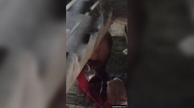 सीढियों के नीचे नंगी नहाती बड़े बूब्स वाली औरत को चुपके से देखा