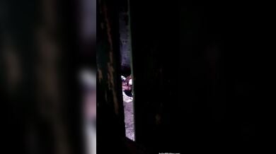 पति पत्नी की चुदाई पडोसी ने छुपकर वीडियो बनाई