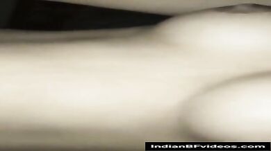 लंड पे क्रीम लगाकर गांड मरवाती हुई पाकिस्तानी भाभी