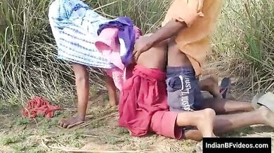 लकड़िया उठाने के लिए आई देहाती लड़की की चुदाई