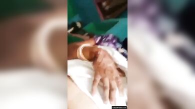 कामुक देसी भाभी ने दिखाया अपने बडे बूब्स और चिकनी चुत को