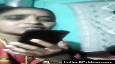 फोन मे बात करते हुए चुदी भाभी अपने पति से