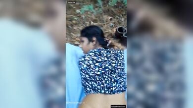 ब्रिटिश लड़का अपनी दक्षिण भारतीय प्रेमिका को बाहर चोद रहा है