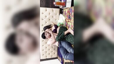 देसी सुन्दर स्लिम गर्लफ्रेंड के साथ किया रोमांस