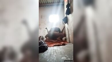 पड़ोसी औरत के घर जाकर उसको रंडी की तरह चोदा