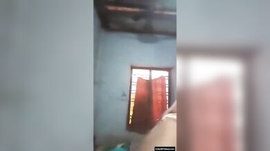 औरत ने नहाने के बाद बनाया अपना चूत में उंगली करने वाला वीडियो