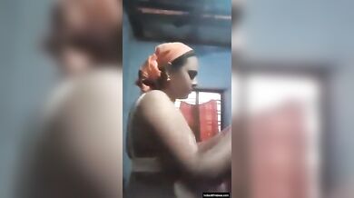 औरत ने नहाने के बाद बनाया अपना चूत में उंगली करने वाला वीडियो