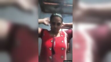 औरत ने नहाने के बाद बनाया अपना चूत में उंगली करने वाला वीडियो