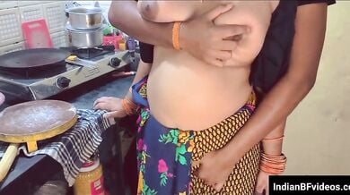 रोटियां बेलती चाची के बड़े-बड़े बूब्स भतीजे ने जमके दबाए