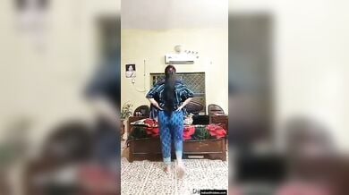 खूबसूरत पाकिस्तानी मोहतरमा ने कपड़े खोलकर दिखाएं अपने निजी अंग