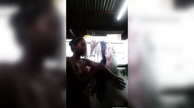 गरीब लड़की ने बनाया नहाने वाला वीडियो