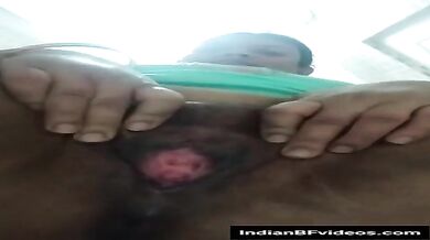 मोटी सेक्सी भाभी अपनी गुलाबी चुत को खोलकर दिखा रही है