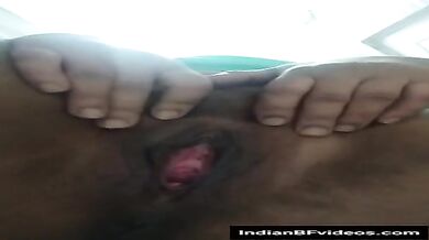 मोटी सेक्सी भाभी अपनी गुलाबी चुत को खोलकर दिखा रही है